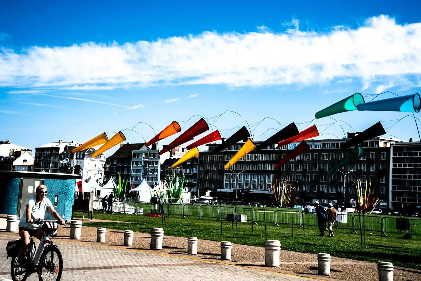 Cerfs-volants et rubans blancs dans le ciel bleu de Dieppe.